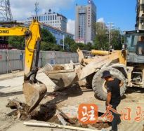 看操外国老太太屄视频高温下的坚守｜道路建设者用汗水铺就畅通路